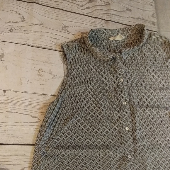 H&M SLEEVELESS BUTTON UP #### SPECTACULAR - Picture 2 of 8